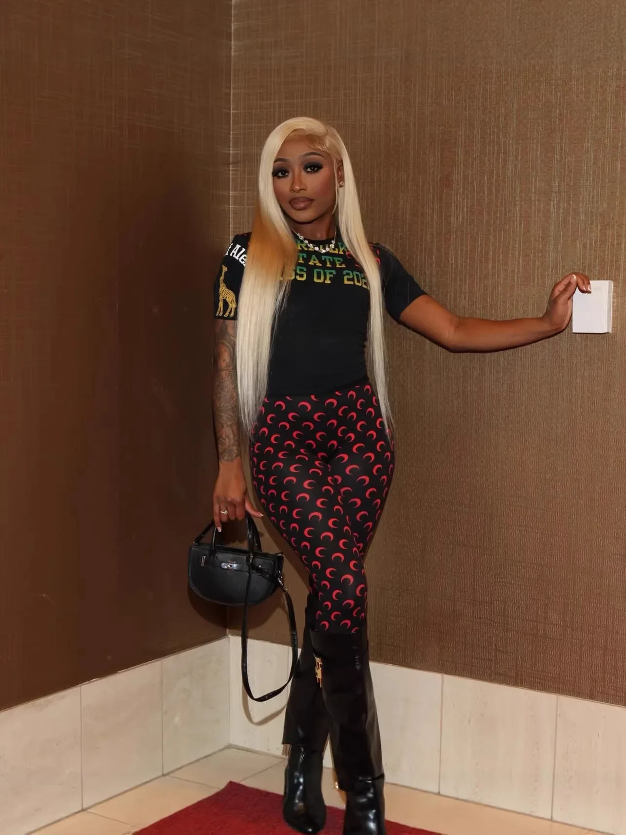 

Стильный женский комплект с принтом «Луна»: укороченный топ с коротким рукавом и леггинсы с высокой талией, эластичный повседневный наряд 2026 года для женщин