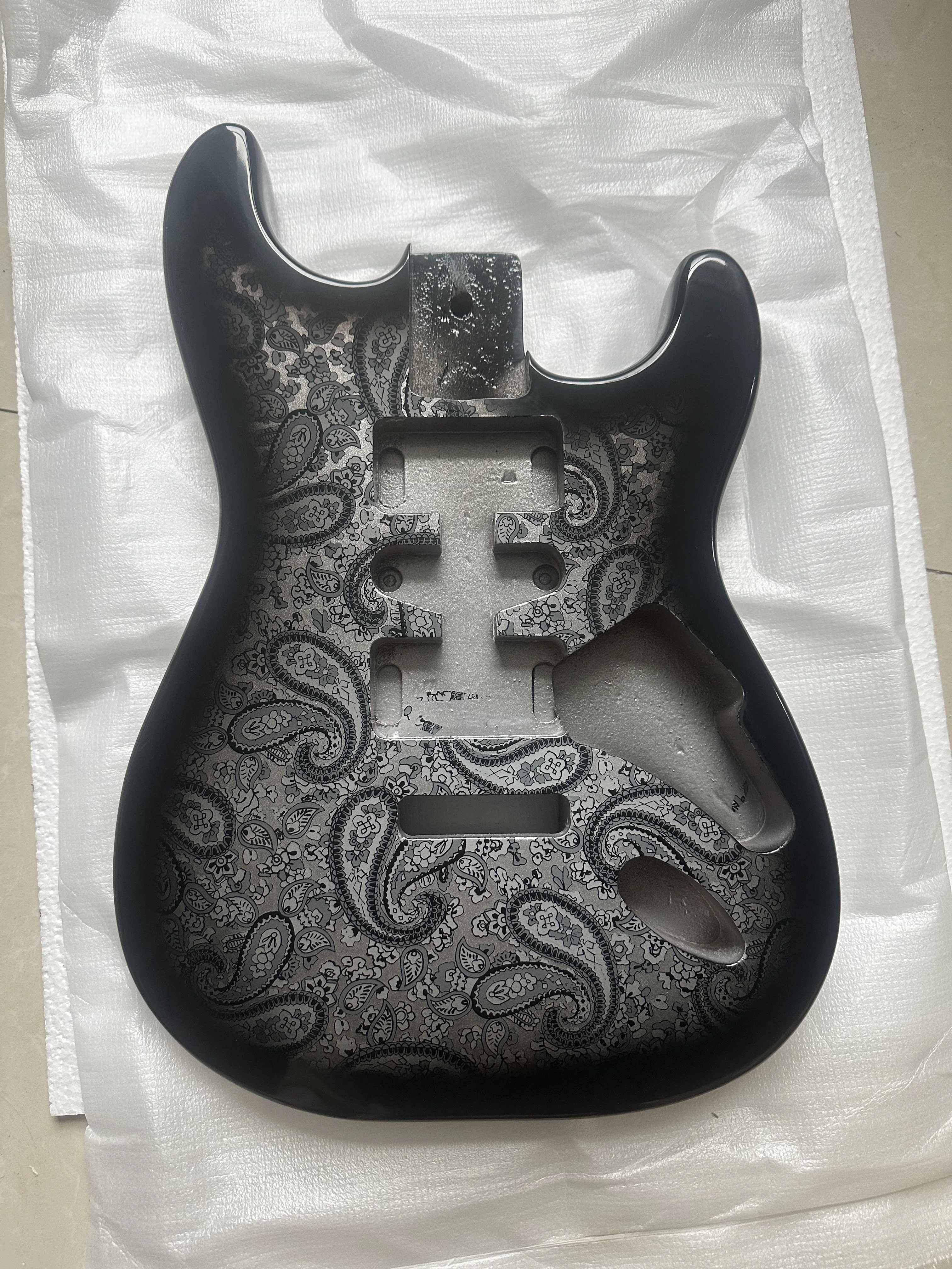 Guitarra eléctrica de madera de caoba personalizada, guitarra terminada con cuerpo, hermoso patrón de ameba de atardecer negro brillante, estilo ST, pieza de barril
