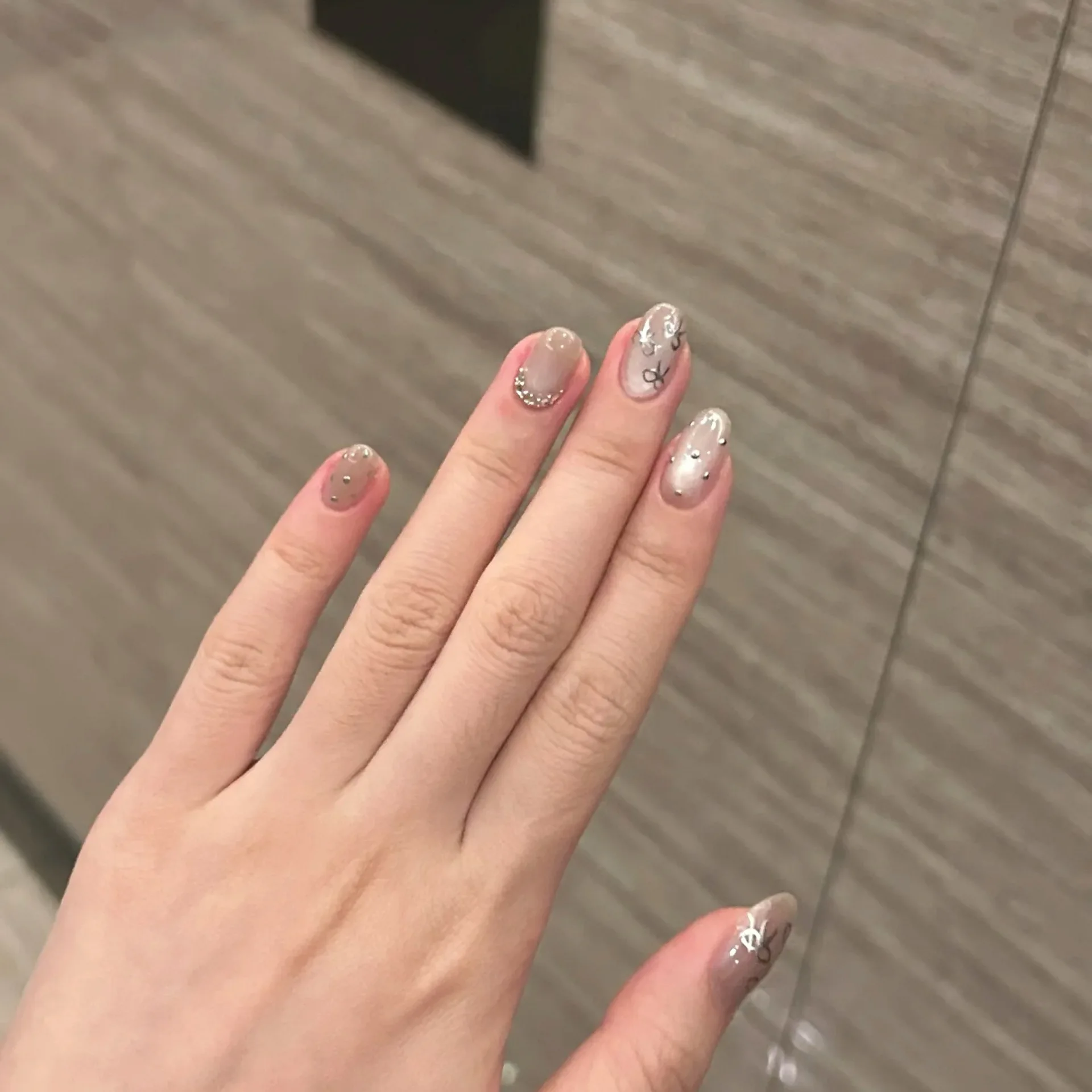 10 قطعة اليدوية قصيرة البيضاوي الصحافة على الأظافر لامعة القط العين بريق الفضة القوس منقطة تصميم الأظافر وهمية يمكن ارتداؤها الأظافر كاذبة نصائح