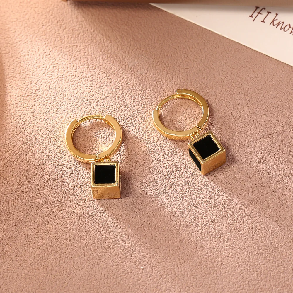 

Designed small square earrings, high-end, personalized, fashionable black geometric earrings, simple and versatile earring