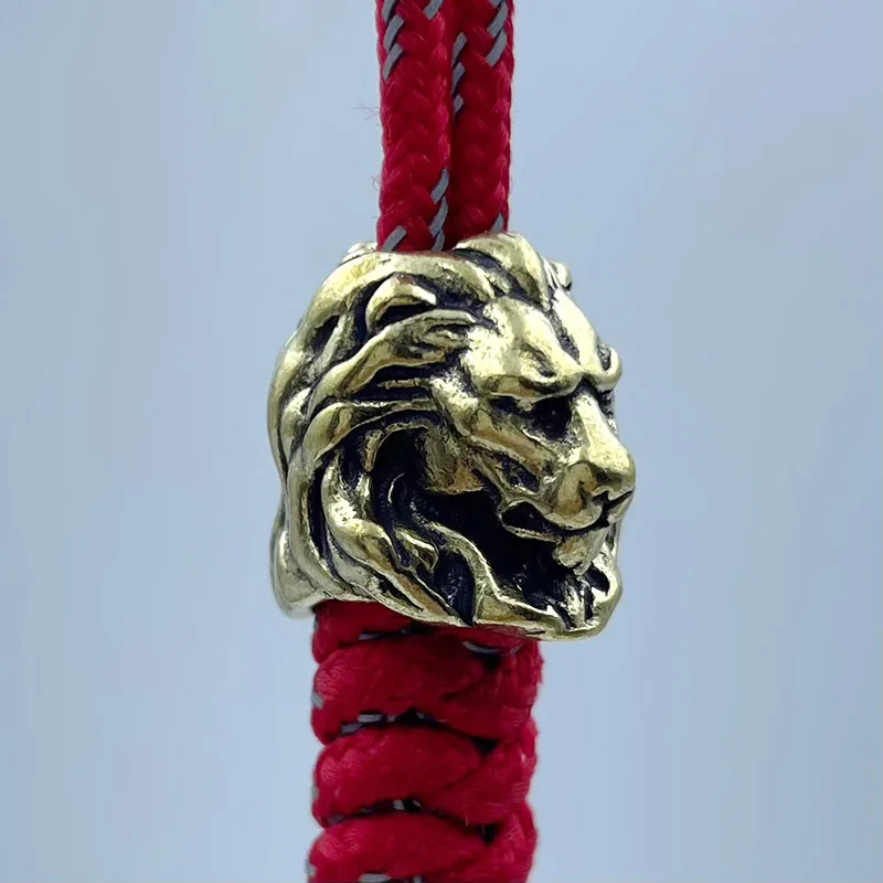 Escultura de cabeza de Rey León, cuentas de cuchillo de latón EDC, linterna para exteriores, cuerda de paraguas, accesorios colgantes de cordón tejido Paracord DIY