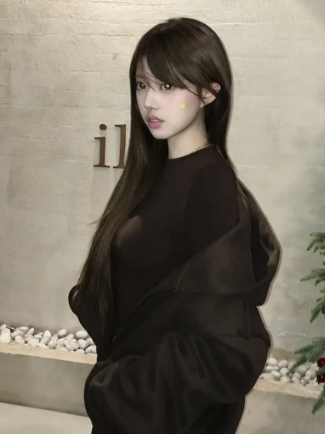 

Комплект из трех предметов в корейском стиле: нежная толстовка, базовая рубашка и повседневные брюки. Весенняя модная женская одежда: удобная и дышащая.