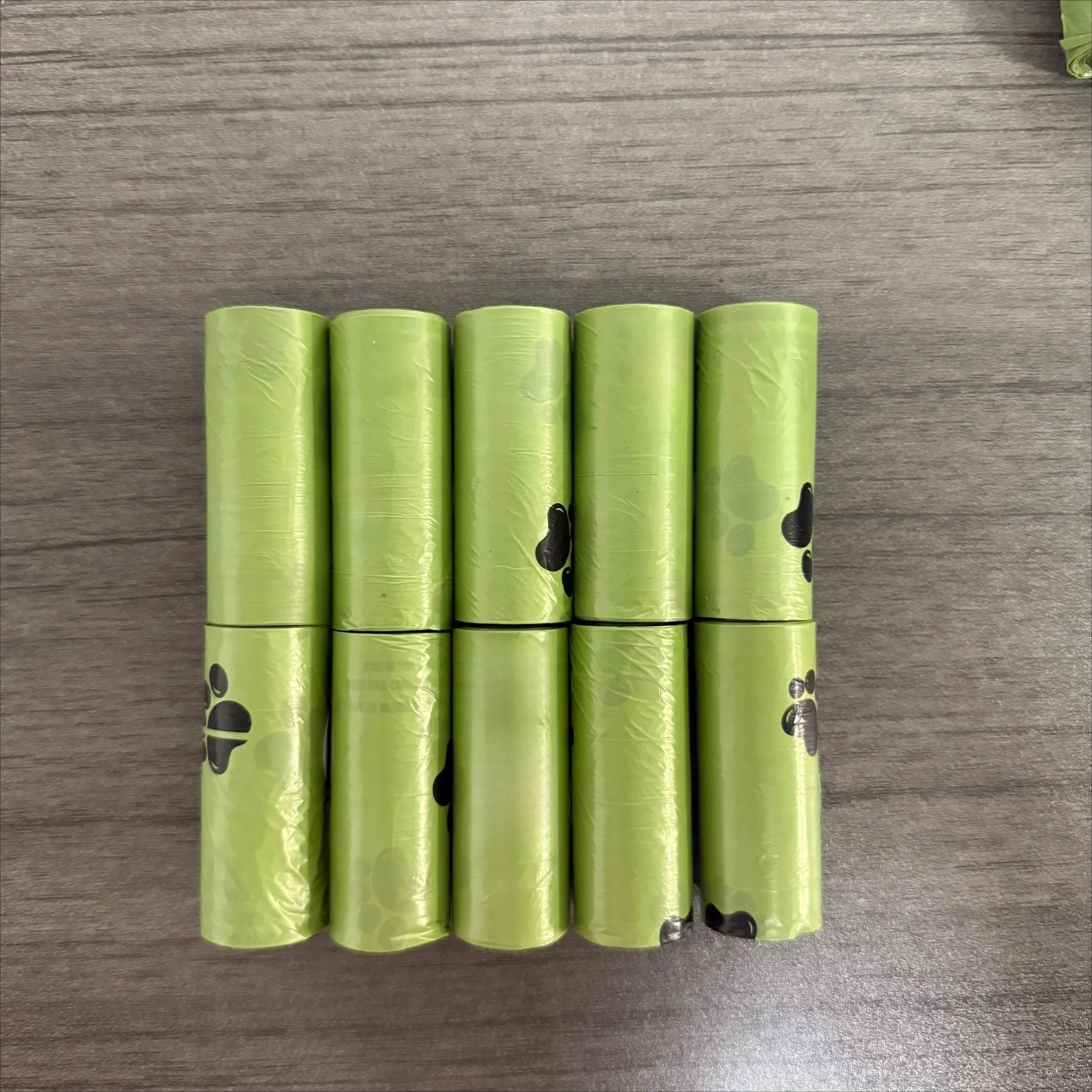 Bolsas para excremento de perro de alta calidad – 10 rollos, gruesas, a prueba de fugas, duraderas, con un lindo diseño de huellas de pata.