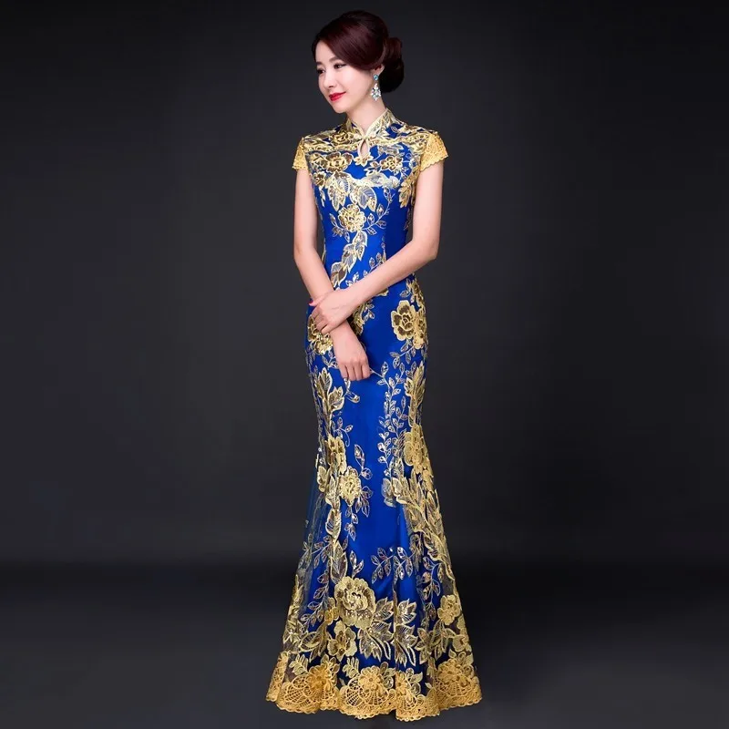 

The host improved cheongsam women's fashion show presenting a long form-fitting Chinese-style ceremonial dress