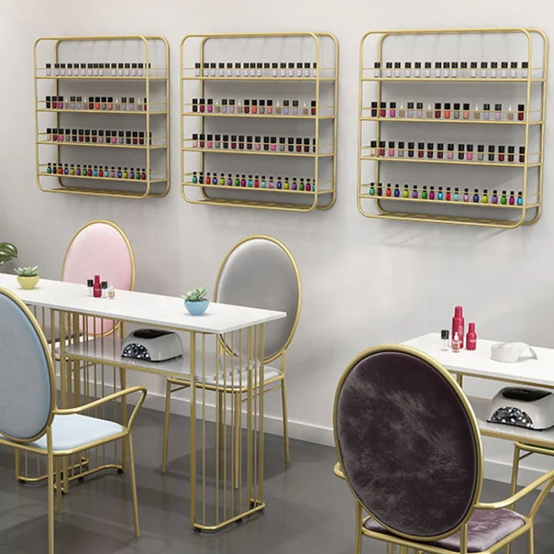 Estante de exhibición de esmalte de uñas montado en la pared de lujo dorado personalizado, tienda de muebles de salón de uñas