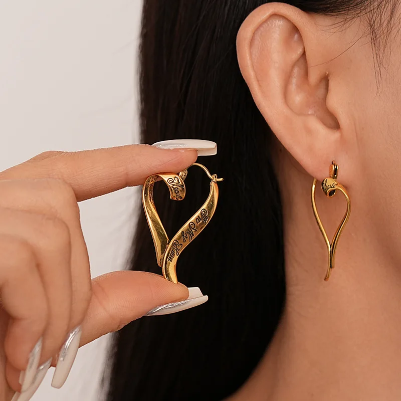 

1Pair of Trendy Stylish Golden Dangle Earrings Heart Design Match Light Luxury Daily Outfits Party Accessories Fashionable Stuff