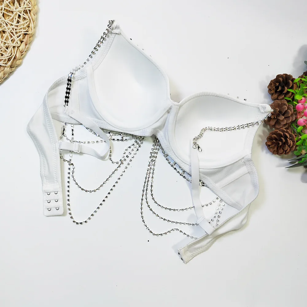 เสื้อครอปสายเดี่ยวรัดรูปประดับเพชรเทียม แต่งพู่โซ่ แนวเซ็กซี่ สไตล์คอร์เซ็ท เปิดหลัง โชว์หลัง เหมาะสำหรับงานปาร์ตี้กลางคืน สาวฮอต