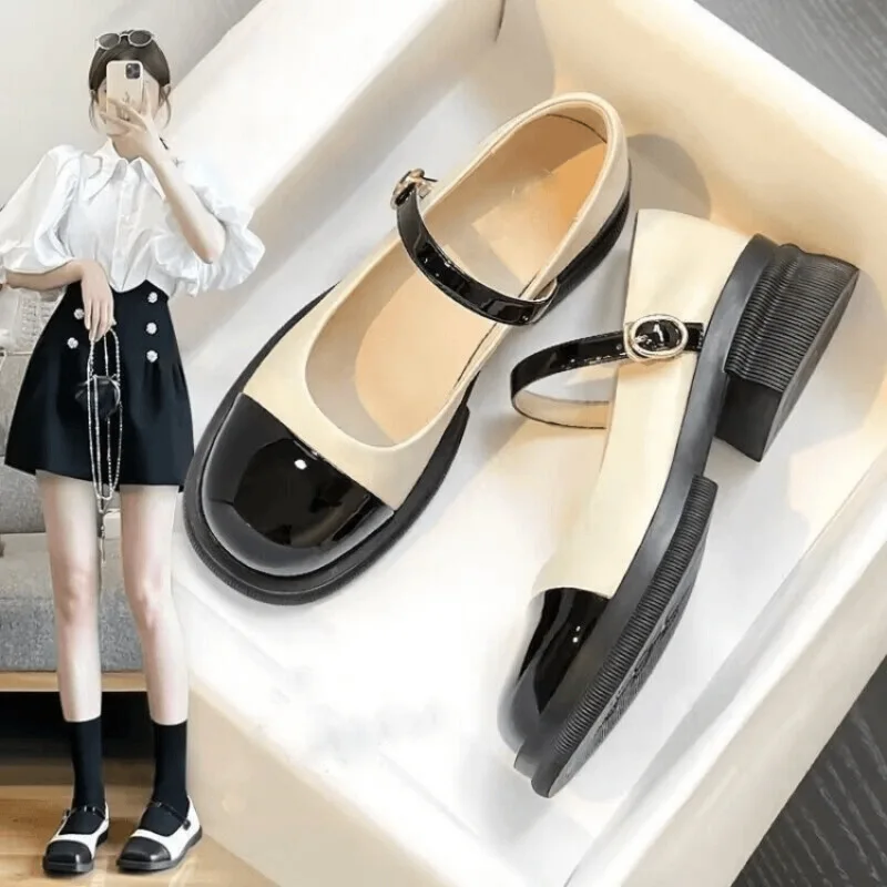 صنادل ماري جين على الطراز البريطاني العتيق 2025 أحذية بدون كعب جديدة للنساء أحذية فستان ريترو أنيقة فرنسية بنعل مكتنز