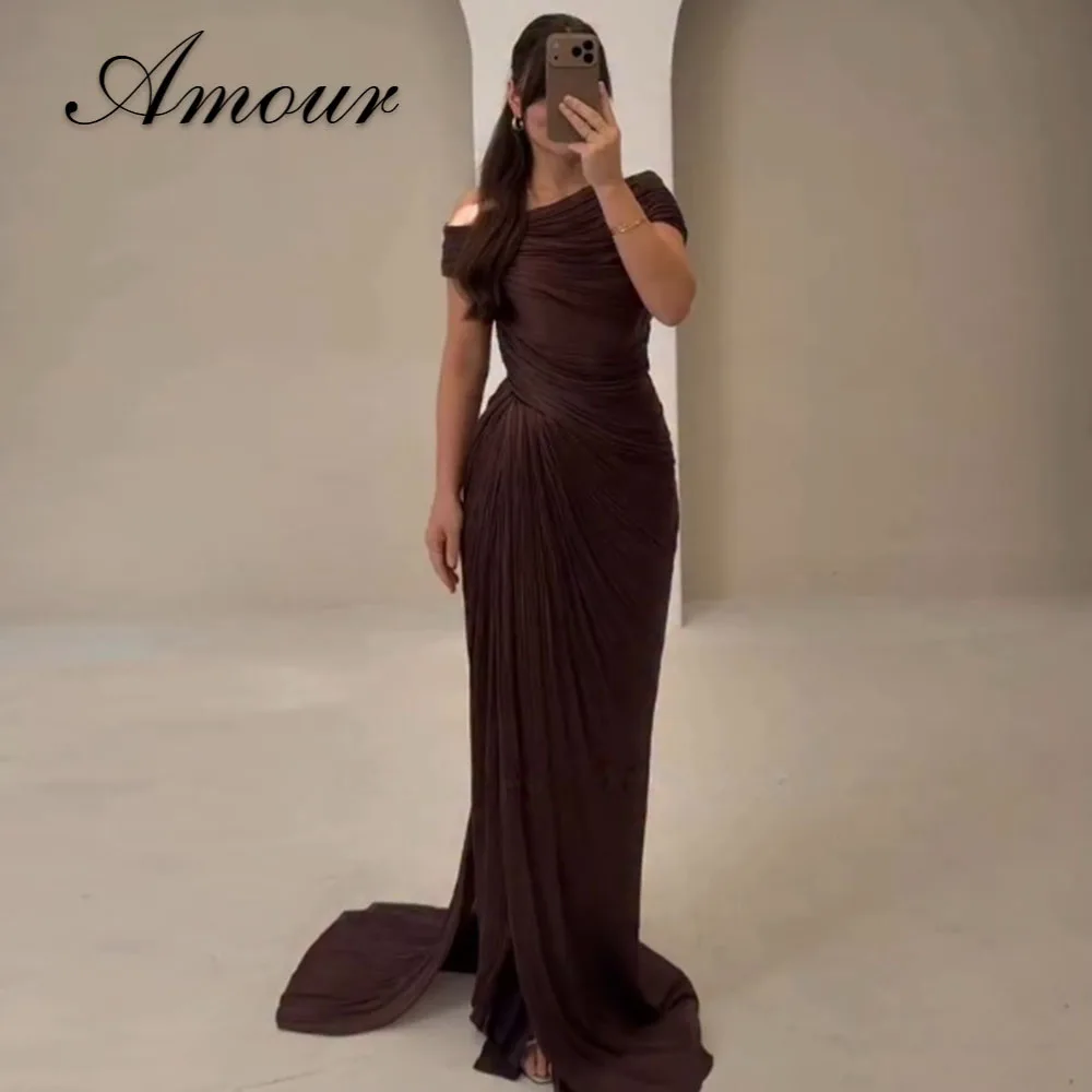 Amour Maßgeschneiderte schulterfreie, plissierte Abendkleider aus Saudi-Arabien, elegante, bodenlange, formelle Ballkleider mit Schleppe