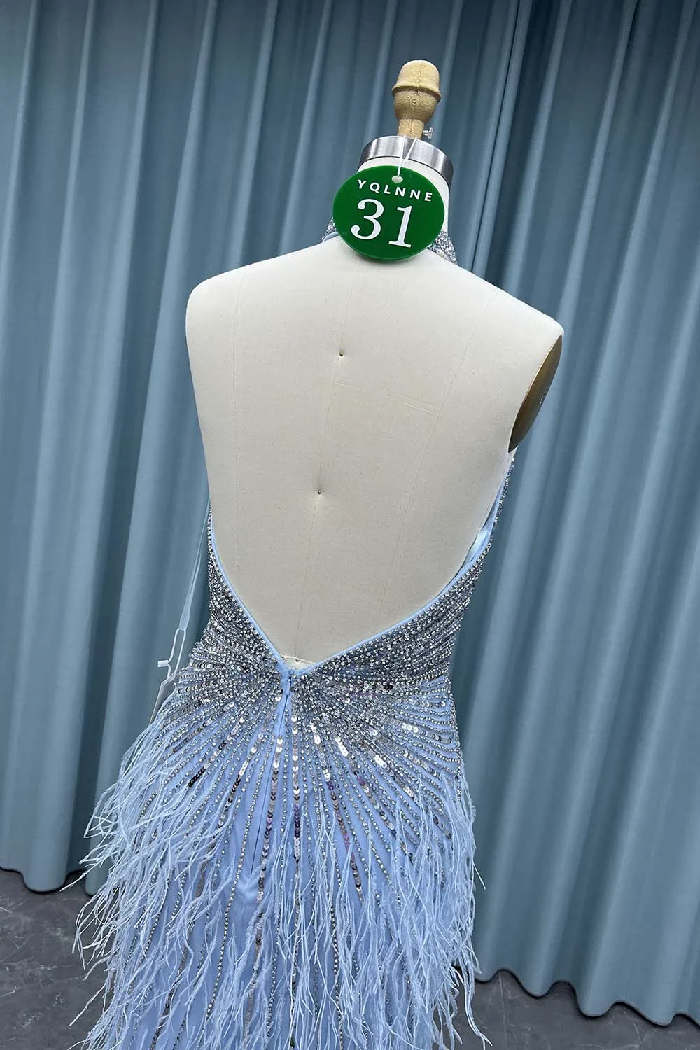 YQLNNE 031 Vestidos de noche largos de lujo con cristales y plumas azul cielo Vestidos con cuello Halter