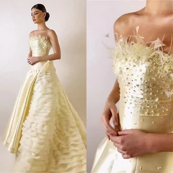 Aangepaste avond sexy casual satijnen kralen veren gedrapeerde quinceanera a-lijn strapless op maat gemaakte gelegenheid jurk lange jurken