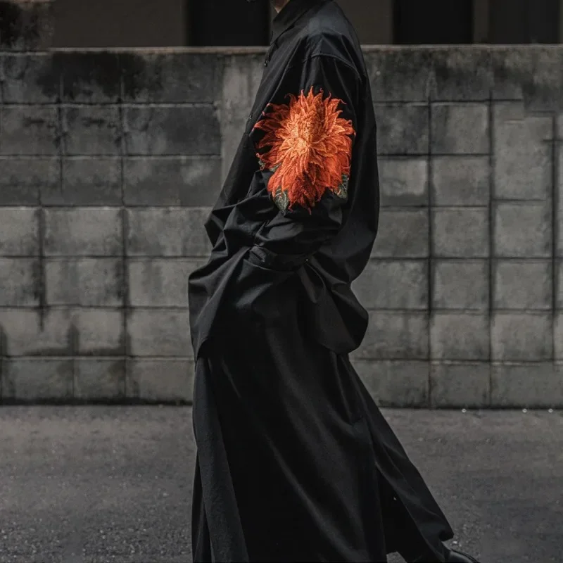 

Топ с цветочной вышивкой, унисекс, свободные рубашки с длинными рукавами, стиль Yamamoto, 20220, рубашка с красным цветком, мужская японская удлиненная темная рубашка