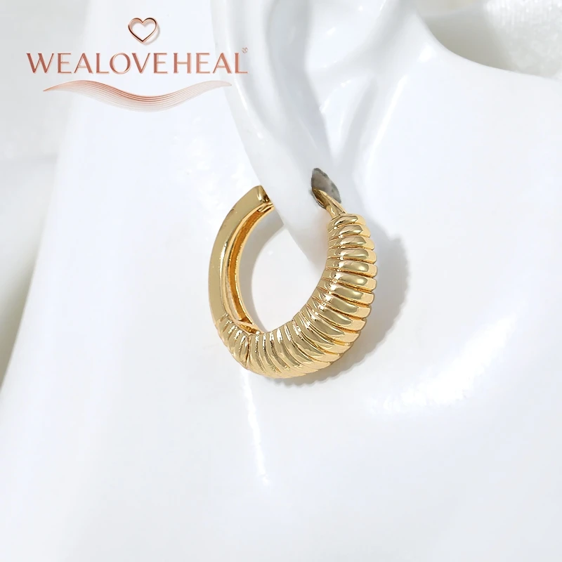 18K vergoldete Messing-Croissant-Huggie-Ohrringe, Vintage französische strukturierte Creolen für Damen, perfekt als Geschenk für den täglichen Gebrauch. – Detail 18