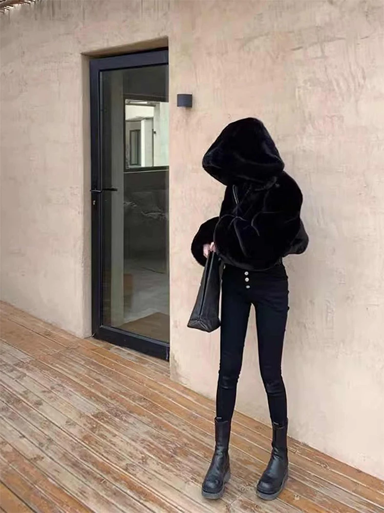 سترة نسائية كورية لخريف وشتاء 2025 سترة قصيرة من صوف الحملان Y2k معطف بقلنسوة تصميم خارجي 2000s نمط الكلية المد