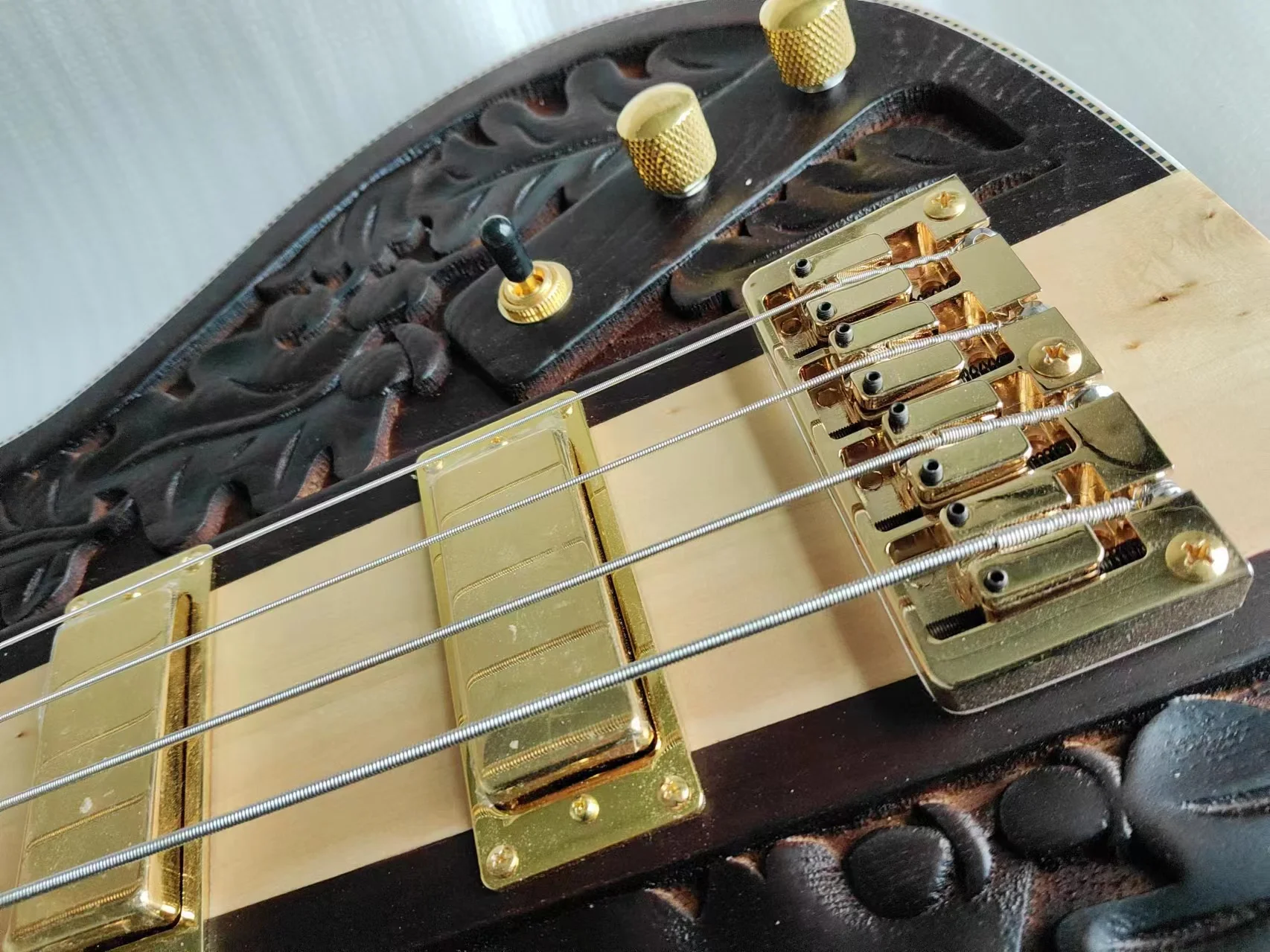 

NEW 4-string 3 pickup carved pattern piano body electric bass forehand inventory