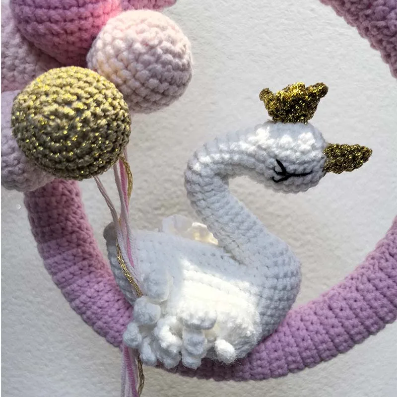 พวงหรีดถักโครเชต์ชื่อเด็กแบบส่วนตัว พร้อมหงส์และลูกโป่ง ของตกแต่งผนังห้องเด็กแบบกำหนดเอง ของขวัญทำมือสำหรับเด็กแรกเกิด ของขวัญสำหรับงานเลี้ยงฉลองทารก