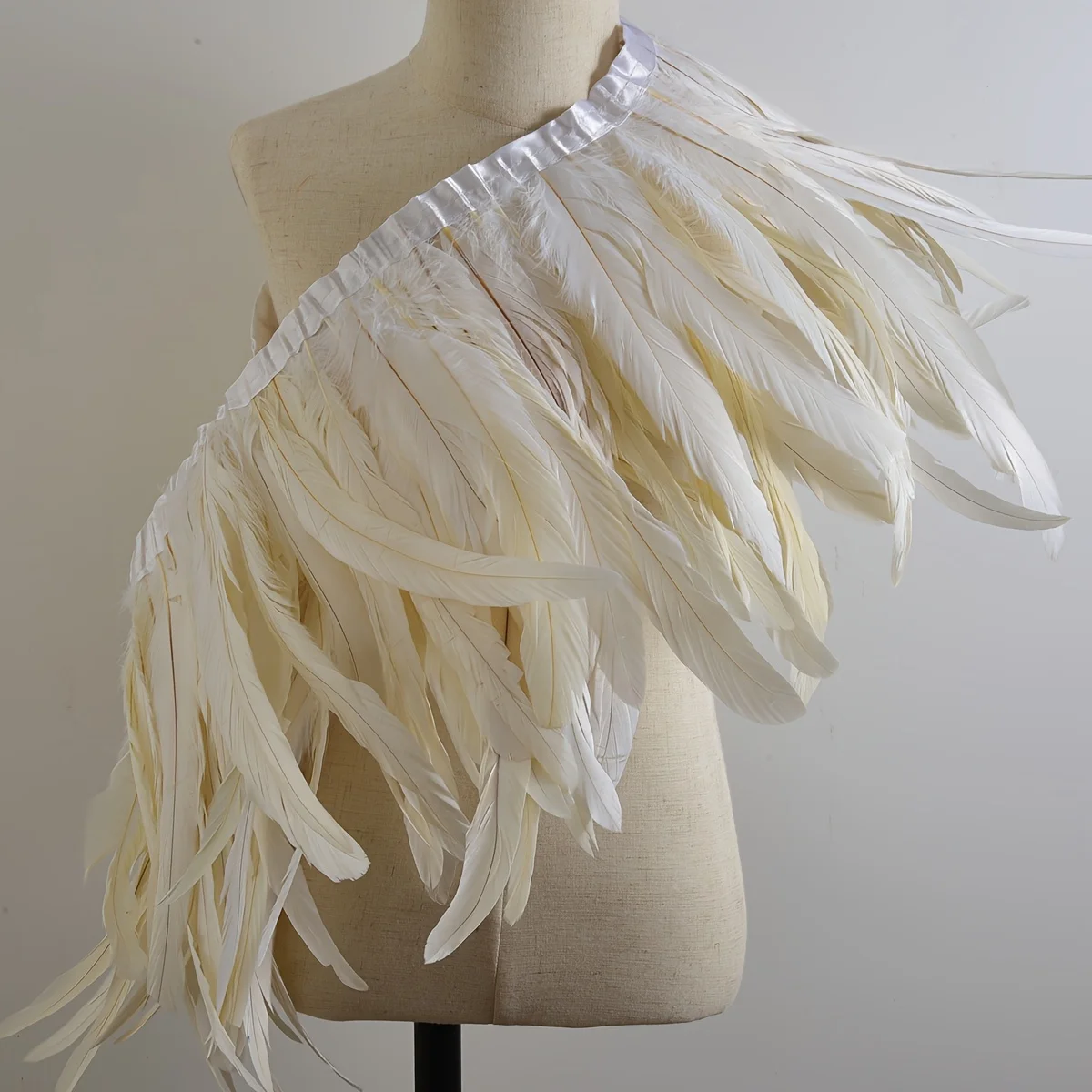 

White Rooster Feather Trim 2M Tail Feathers 30-35cm Wide Feathers for DIY Dress Crafts Wings Halloween Costumes Decoration