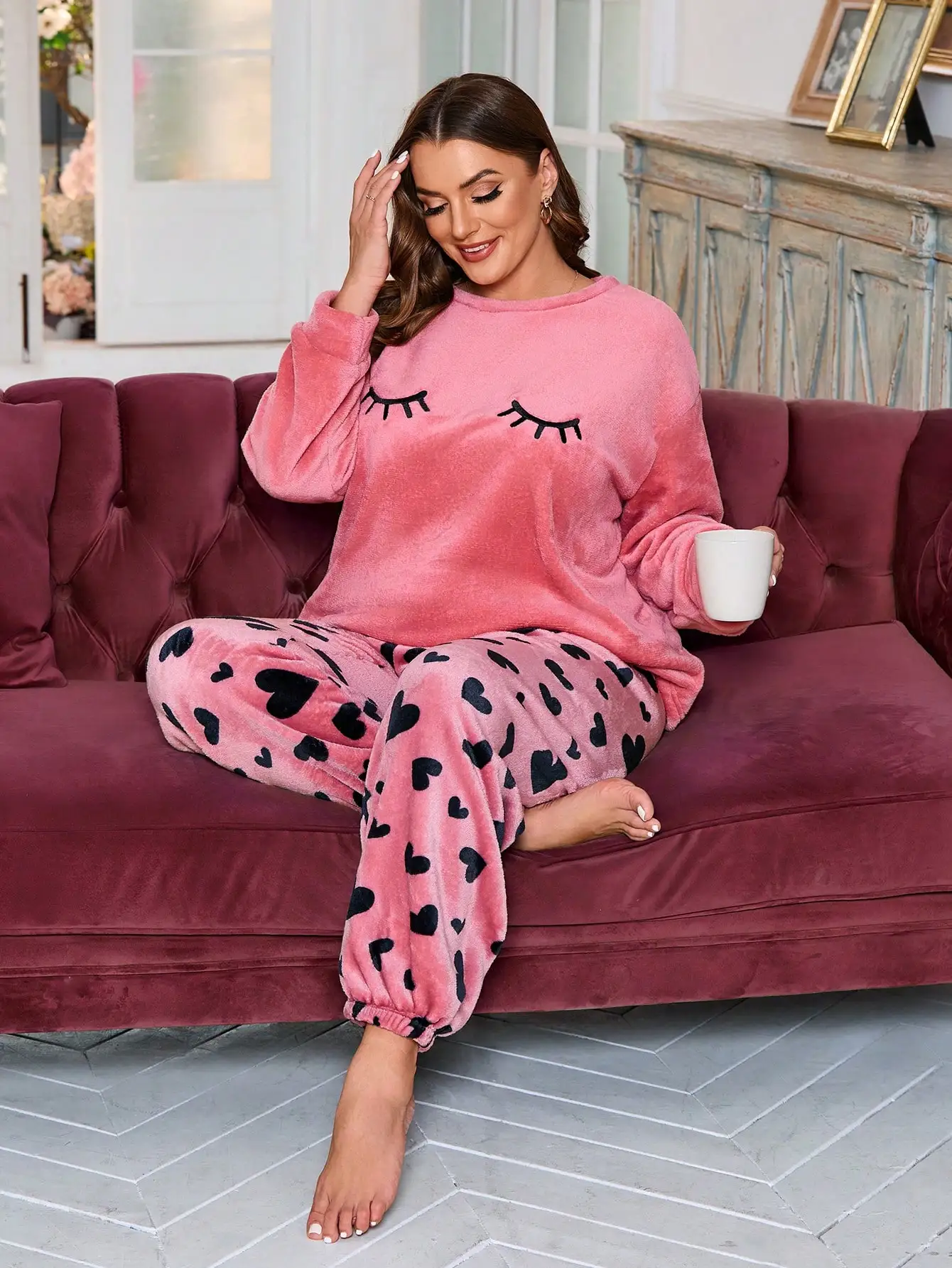 

Розовый пушистый пижамный комплект с принтом ресниц и сердечек и спущенными плечами