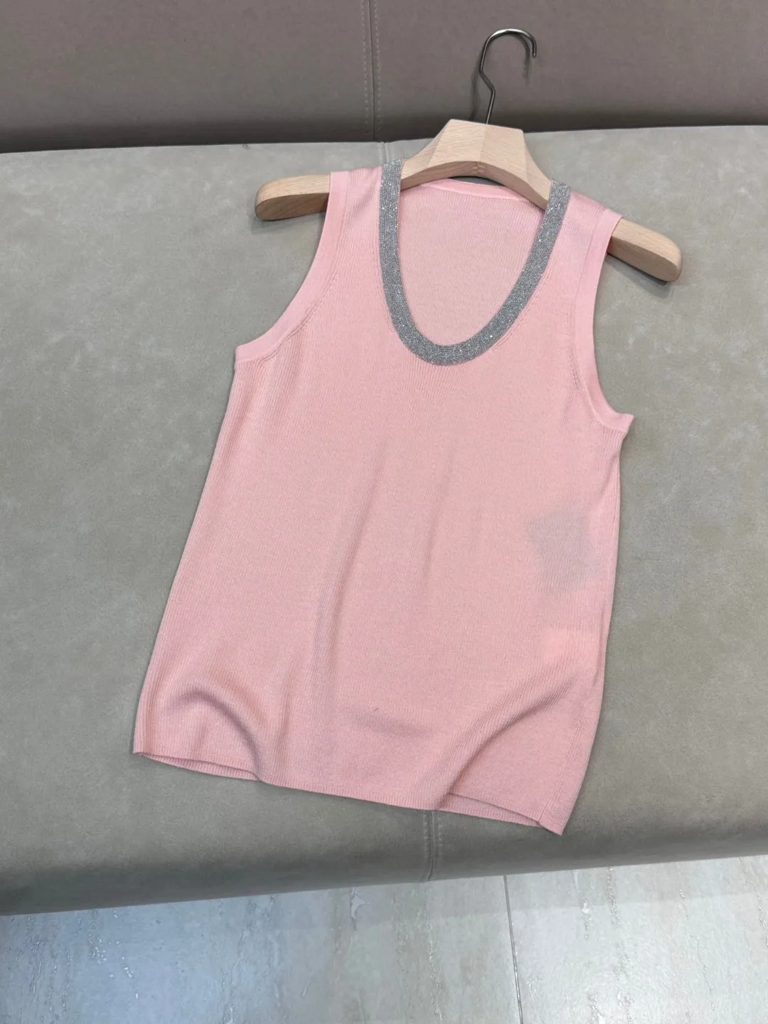 Top senza maniche in lana di seta con rifiniture a catena di perle tinta unita casual primaverile