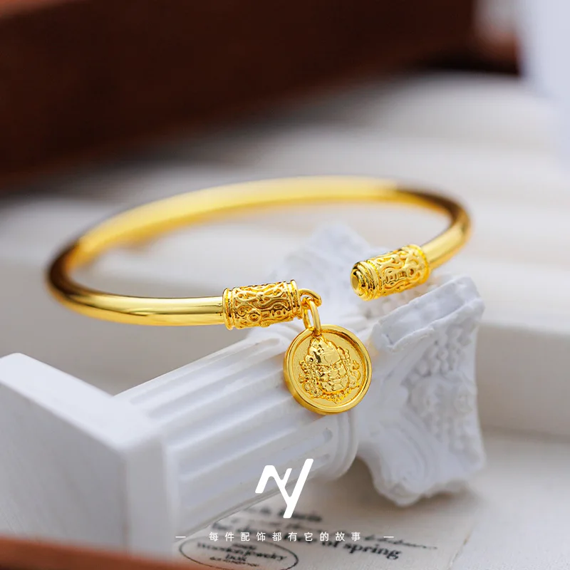 

Женский открытый браслет с подвеской из 24-каратного золота God of Wealth, AU999 | Градиентная золотая эмаль, свечение богатства, молодежный шик для законодателей трендов.