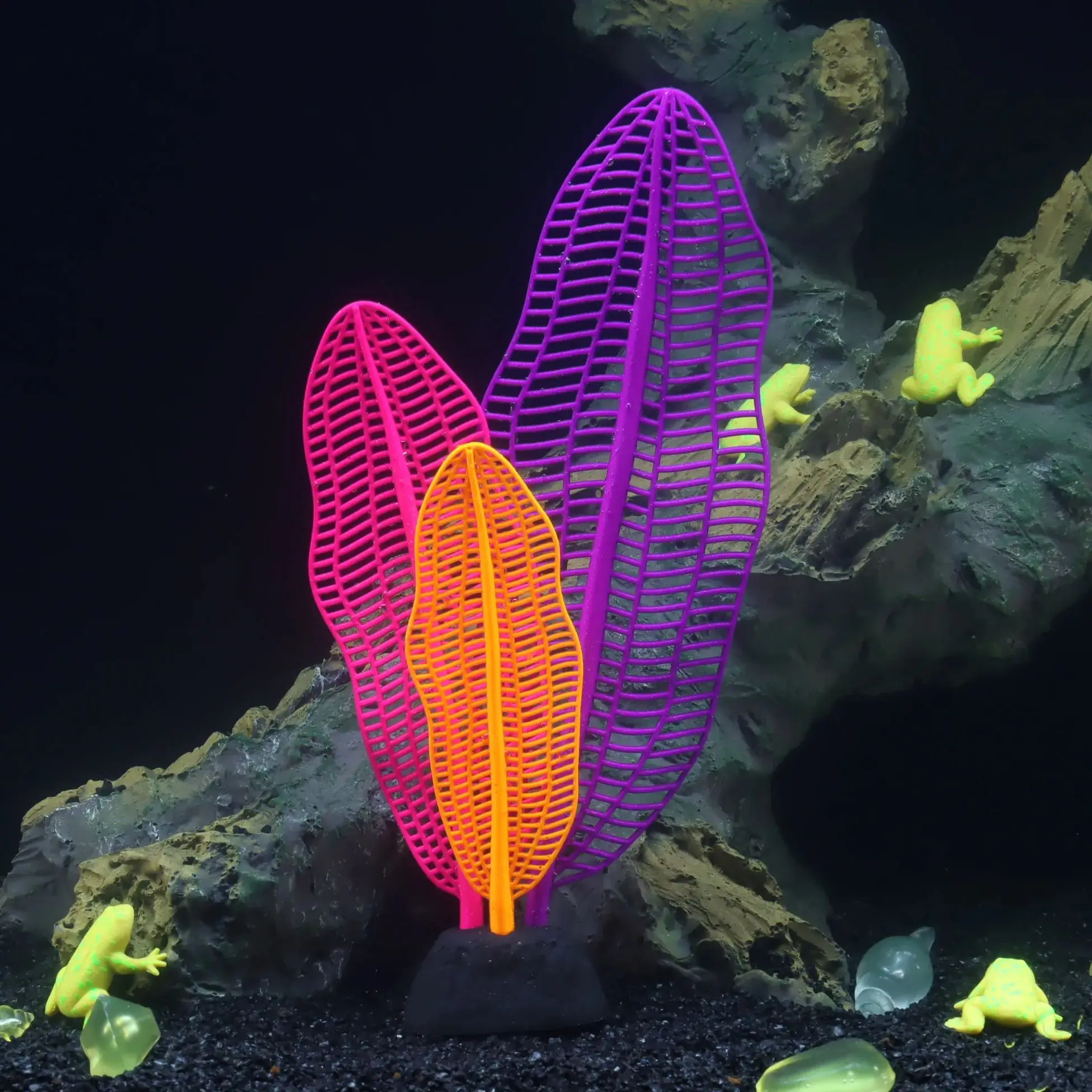 1 pc silicone aquatic grass, aquarium decoration, fish tank decoration, floating in water, glowing under aquarium light