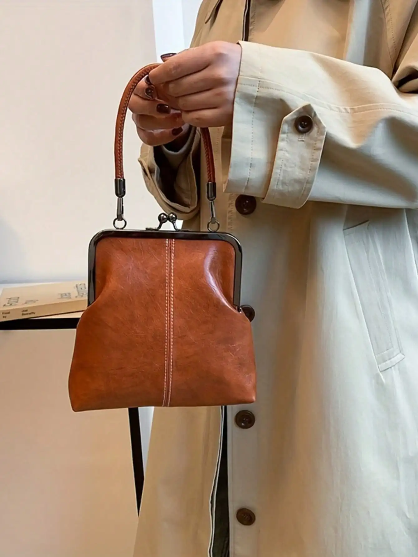 

Клатч в ретро-стиле из искусственной кожи с металлическим каркасом и застежкой на кнопку