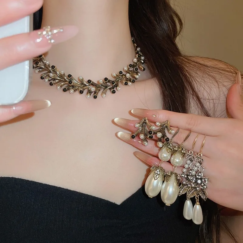 Vintage Irregular Geometric Pearl Necklace Earrings Set Black White Leaf Choker For Woman Daily Wearing Jewelry Gift