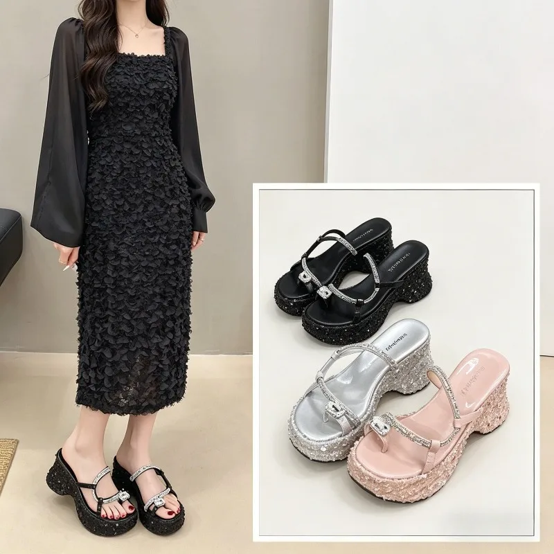 

2026New Summer Outwear Fashion Glitter Transparent Thick Bottom Slope Heel Slipper Women One Word Set Toe High Heel Cool Slipper