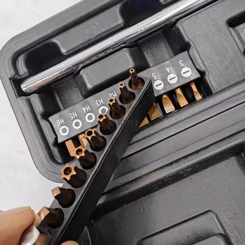 Set combinato di cacciaviti Lotto portatile multiuso a quattro angoli esagonale a sei stelle con scanalatura a croce di una parola e 12 angoli