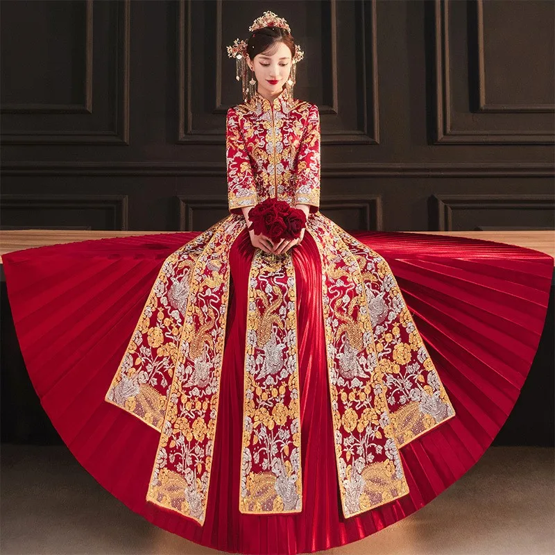 New Chinese-style wedding dress with a dragon and phoenix gown featuring five blessings