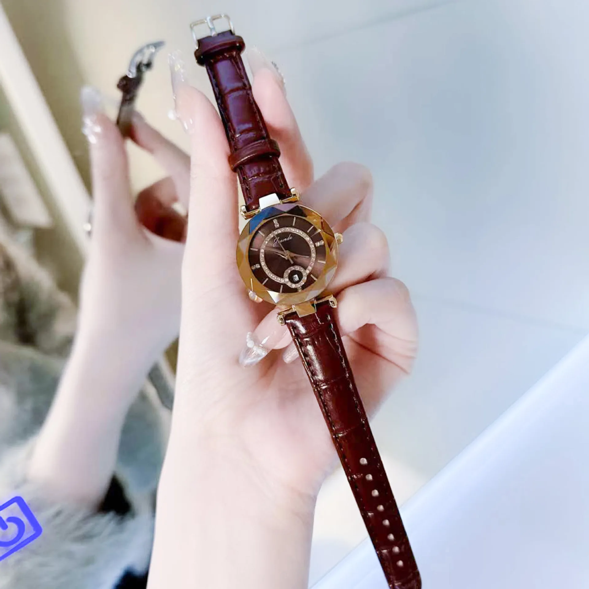 Vintage-Style Women's Round Watch: Compact, Sophisticated, Luxurious, Creative Leather Casual Water-Resistant Quartz Wristwatch
