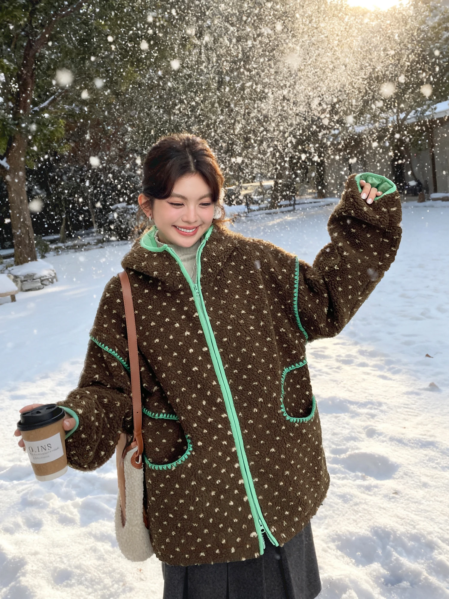 

Unique Thiened ell Velvet Polka Dot Lamb Fur Coat with Hat for Plump Women Early Winter Women's Outerwear Commute Sle