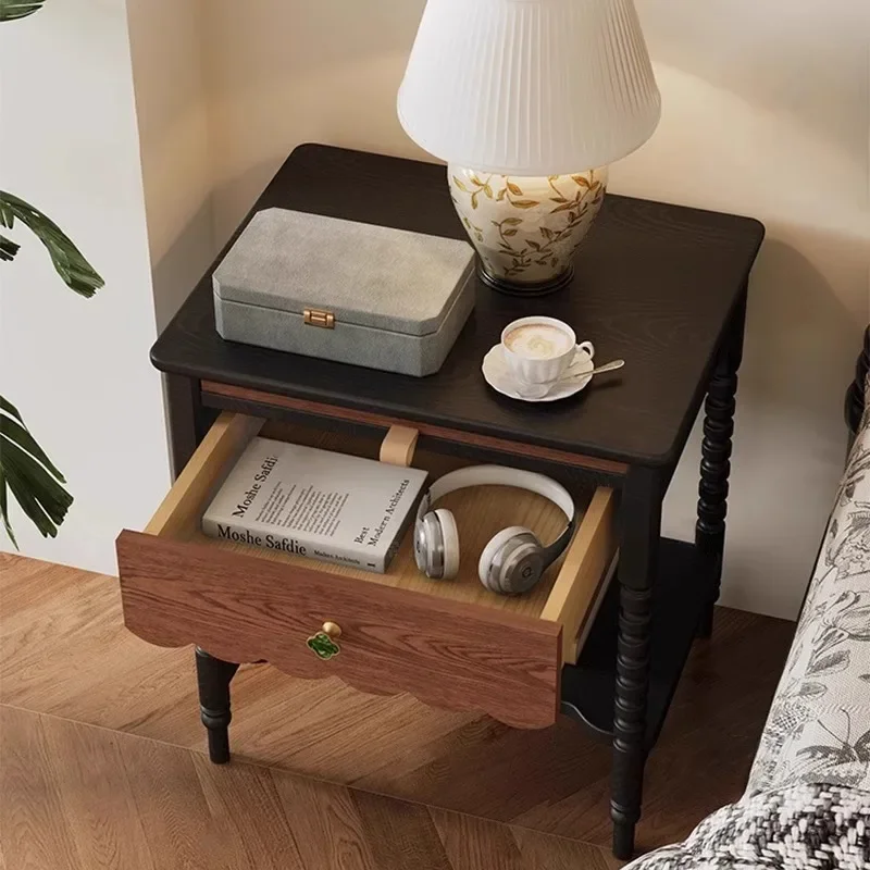 Прикроватная тумбочка из цельного дерева во французском стиле ретро, угловой диван в американском стиле в гостиной, роскошная прикроватная тумбочка из красного дуба светлая