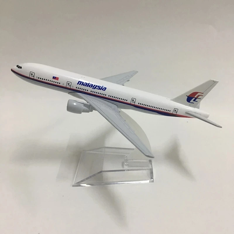 

1/400 Scale Alloy Aircraft Boeing 777 Malaysia Airlines 16cm Toy Plane B777 Model Children Kids Gift for Collection Home Decorat
