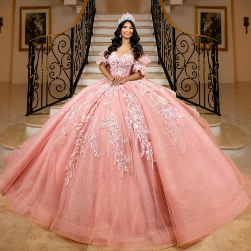 

Блестящие розовые платья Quinceanera по индивидуальному заказу с открытыми плечами, блестящая наклейка, тюль с кристаллами и длинным хвостом, бант, платье 15, Quinceanera