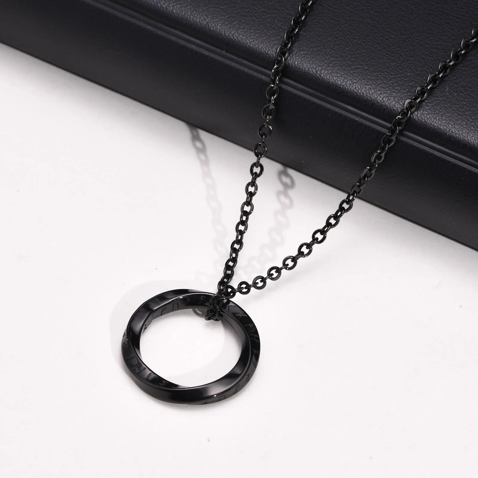 Nordische Wikinger-Anhänger-Halsketten für Männer und Frauen, gedrehter Edelstahl-Schmuck, Dreieck-Charm, geometrischer Kragen, Party-Geschenk – Detail 7