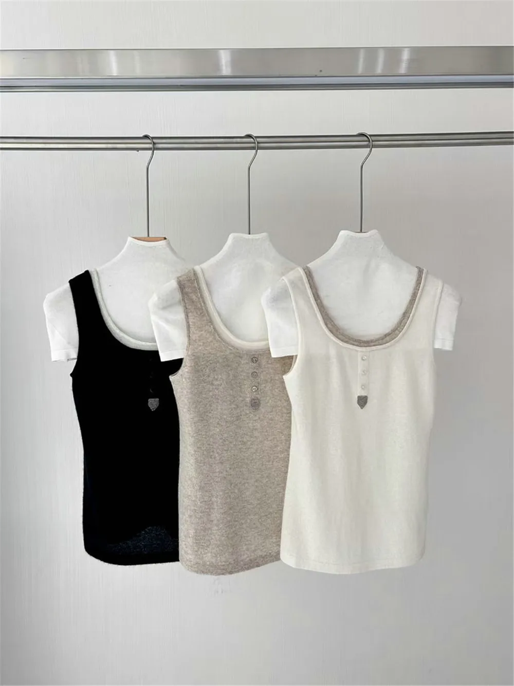 

Women's 25 Autumn/Winter New Fake Two piece Heavy duty Bead Chain Sleeveless Bottom Cashmere Knitted Tank Top