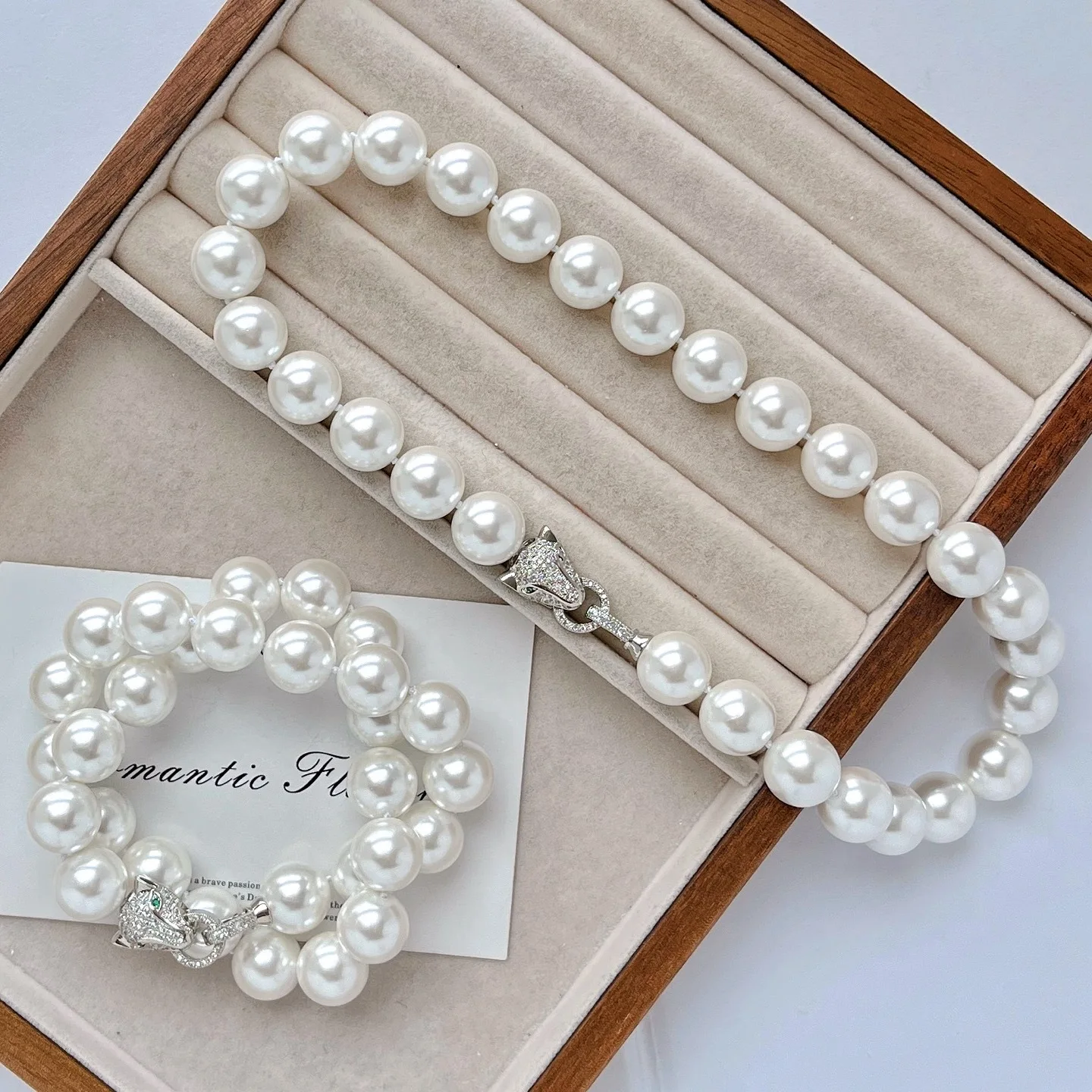 Grande corrente de clavícula com colar de pérolas de concha de 14 mm + botão de cabeça de leopardo