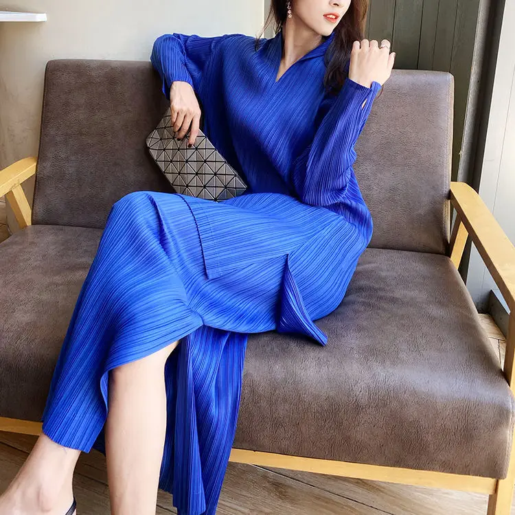 Loose and Comfortable Pleated V-neck Dress with Long Sleeves 2024 Summer New Paper Popular and Slim Medium Long Loose Plus Size