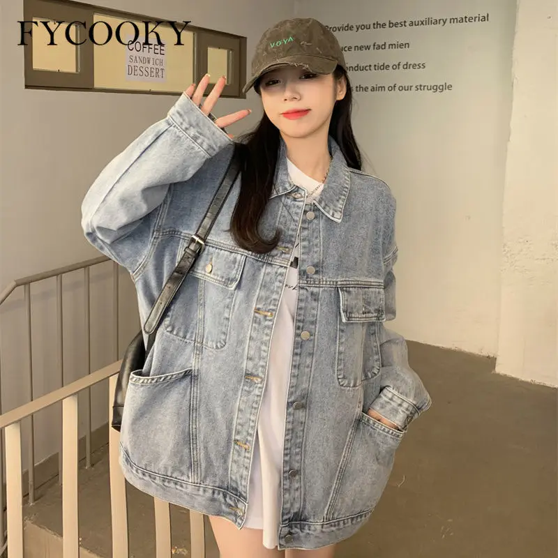 معطف دينم كبير الحجم على الموضة جديد لعام 2025 سترات جينز كورية فضفاضة بأكمام طويلة عالية الشارع للسيدات