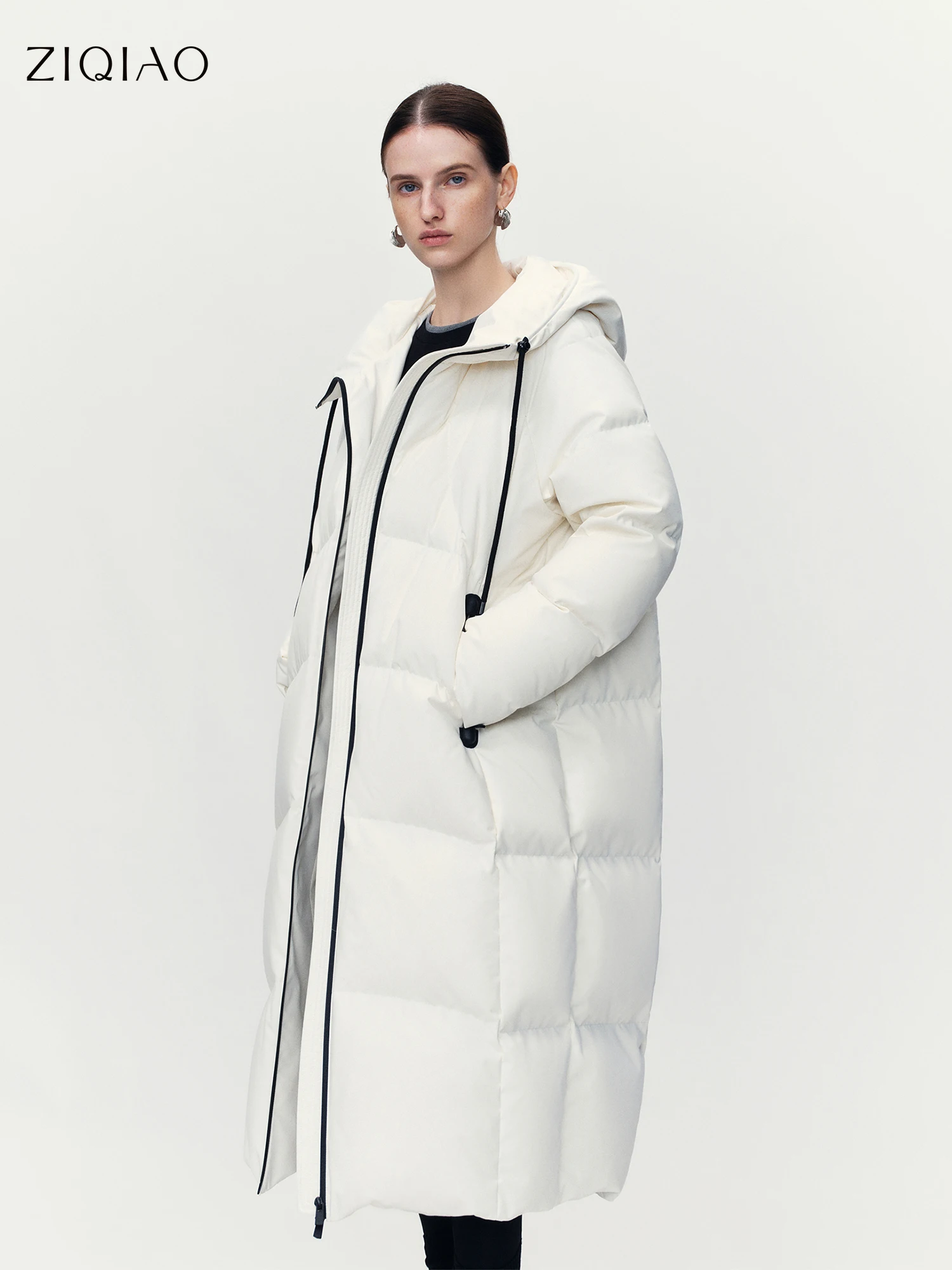

ZIQIAO Lightwarm Компактный крой для миниатюрных женщин Уличный длинный белый пуховик с капюшоном Женский 2025 Новое поступление Верхняя одежда Пуховое пальто