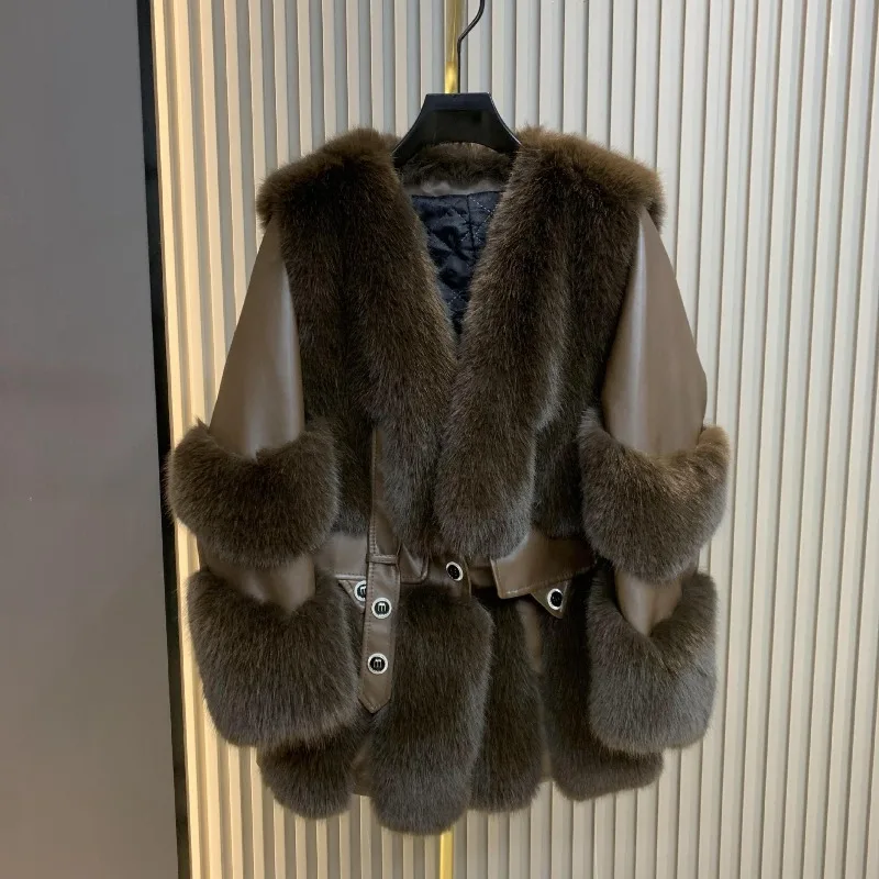 سترة مريحة من فرو الثعلب الصناعي 2025 شتاء جديد متوسط الطول مبطن سميك دافئ الخصر التخسيس بأكمام طويلة معطف فروي للسيدات