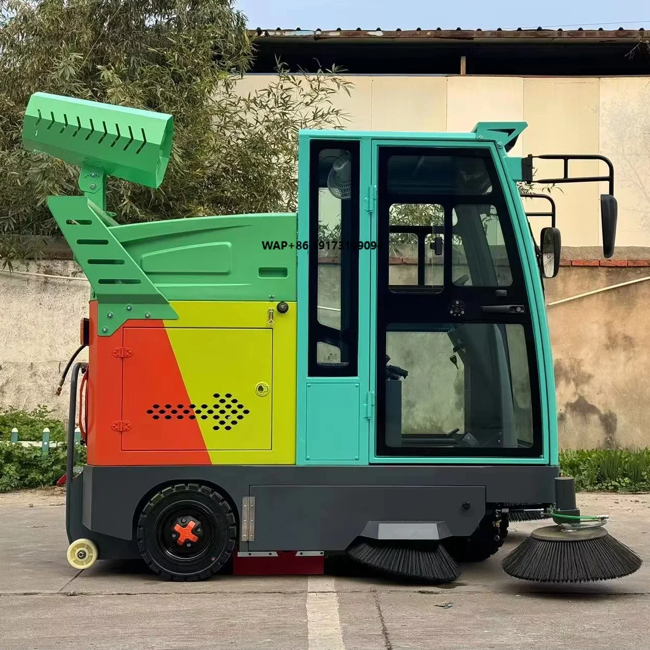 Zamiataarka podłogowa z siedziskiem kierowcy, 2100 mm, z funkcją czyszczenia wysokociśnieniowego i rozpylania wody, do branży budowlanej.