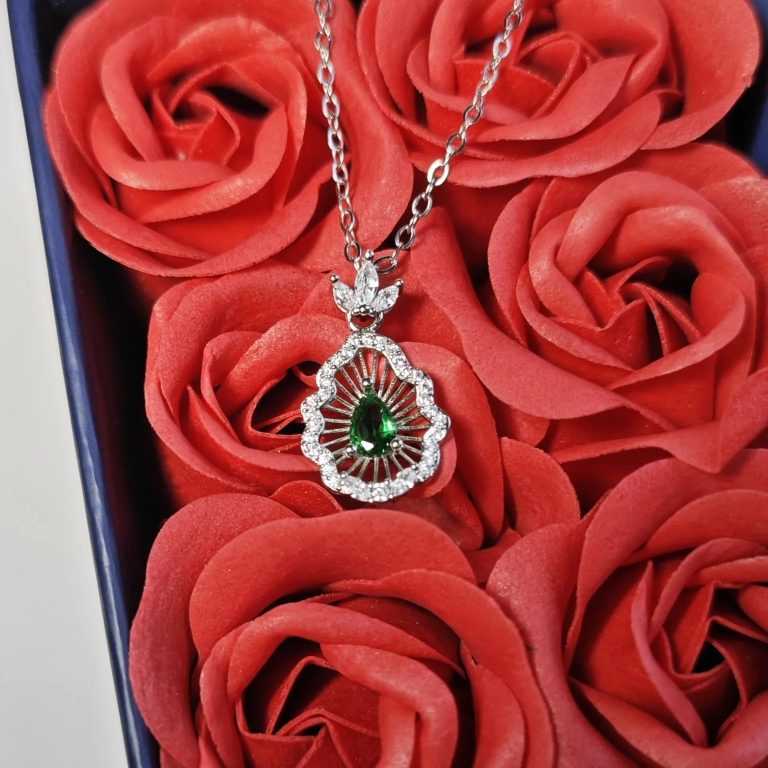 

Small Fragrance Emerald Diamond Brushed Necklace Italian Mesh Design Autumn and Winter Advanced Pendant Necklace