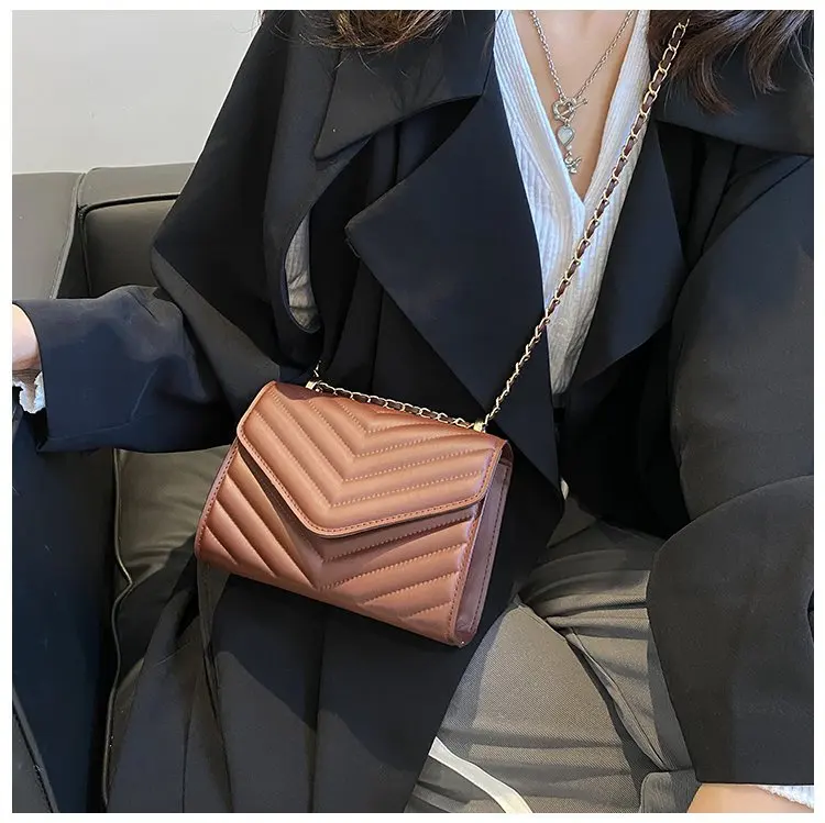 Schicke Umhängetasche aus Pu-Leder, goldfarbene Hardware, vielseitiger Kettenriemen, klassische Luxus-Tragetasche für Damen im Alltag – Detail 24