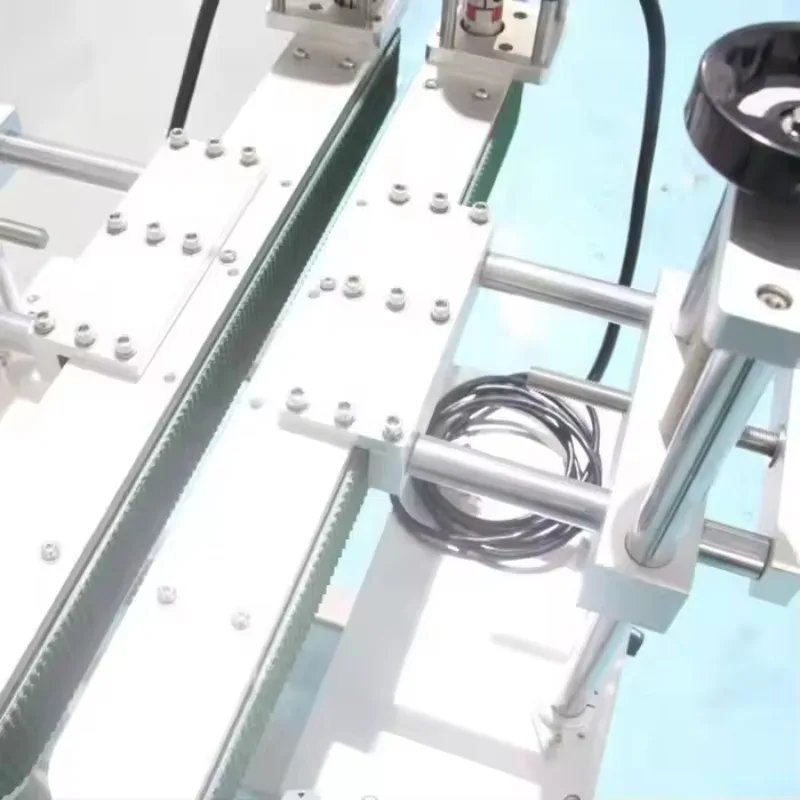 Adjustable Speed Mini Bottle Side Clamping Transfer Gripper Bottomless Conveyor For Date Printing