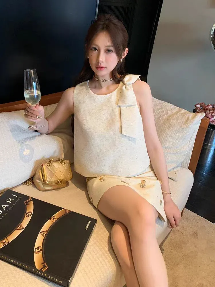 التخسيس الأسود بلا أكمام مجموعة صغيرة المرأة جميلة أنيقة هيبورن نمط الربيع الصيف قطعتين دعوى النمط الفرنسي زهرة الترتر