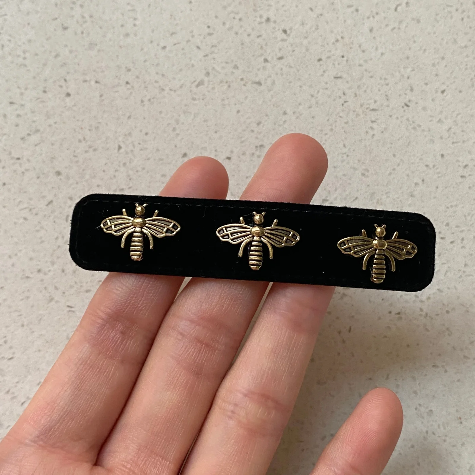 2 Stück rote und schwarze Samt-Haarspangen, goldene Bienenverzierungen, eleganter Haarschmuck für Damen im Retro-Stil, stilvolle Alltagskleidung – Detail 6