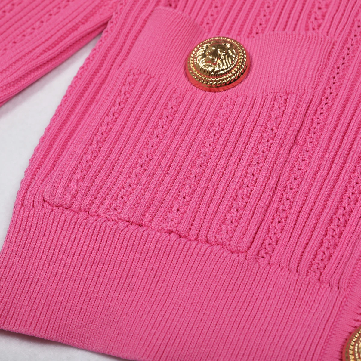 Primavera e verão nova moda viajando socialite feminino malha fivela de metal versátil em torno do pescoço manga comprida cardigan topo