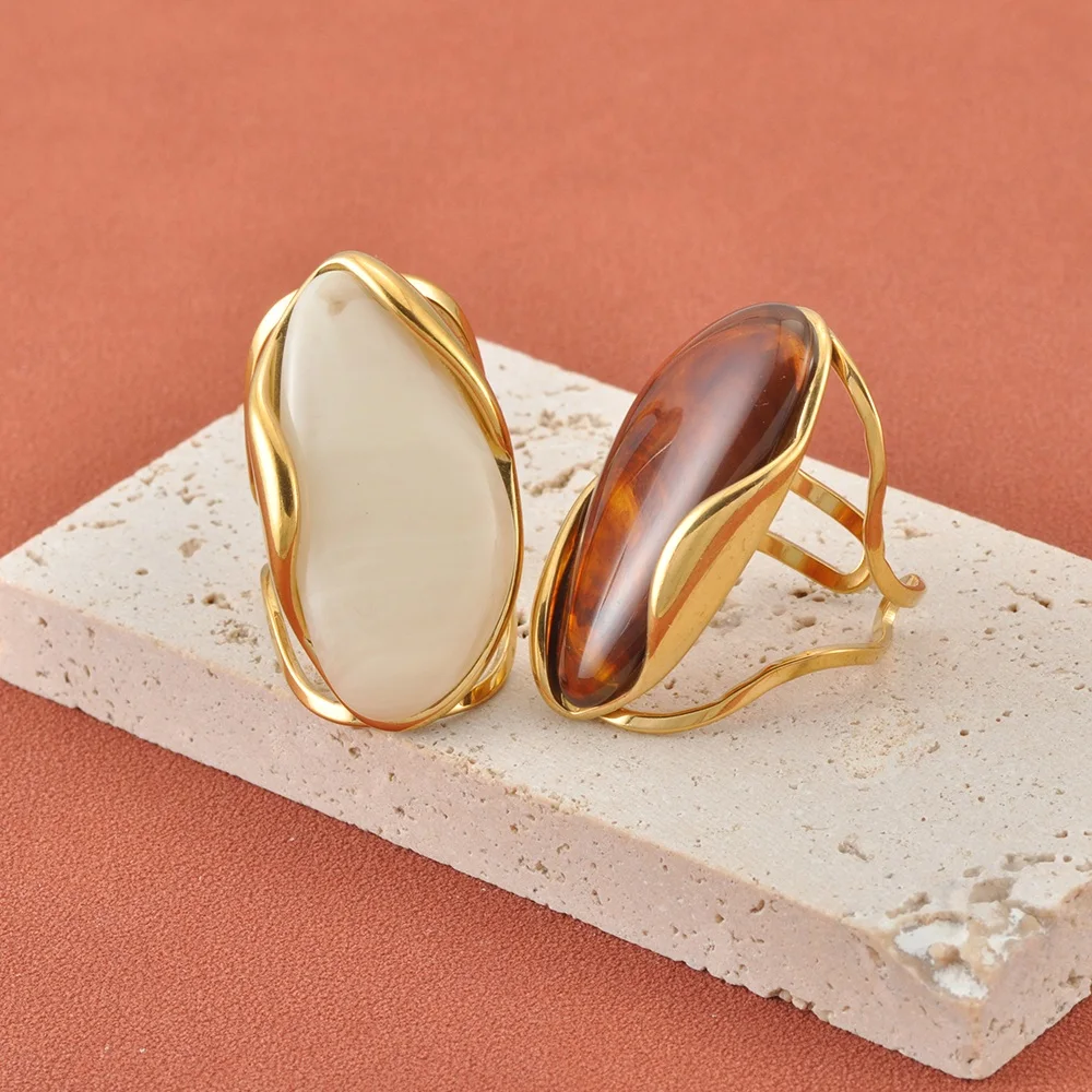 JeeMango Trendiger Bernstein-Weißer Harz-Geometrischer Verstellbarer Offener Ring, Vergoldeter Rostfreier Edelstahl Fingerschmuck R26016 – Detail 4